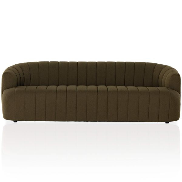 Sofa tapicerowana o harmonijnych proporcjach z dopracowana sylwetka w odcieniu brazu