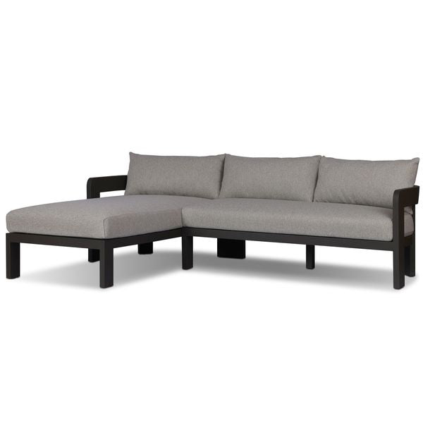 Sofa narozna o prostej sylwetce z prostym detalem w odcieniu szarosci