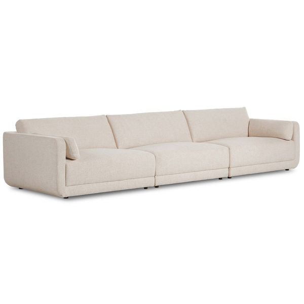 Sofa tapicerowana o klasycznym wykonczeniu z wyraznym zarysem w odcieniu bieli