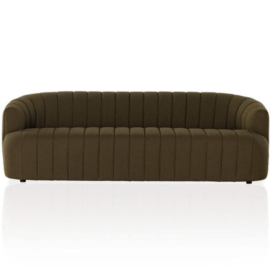 Sofa tapicerowana o harmonijnych proporcjach z dopracowana sylwetka w odcieniu brazu