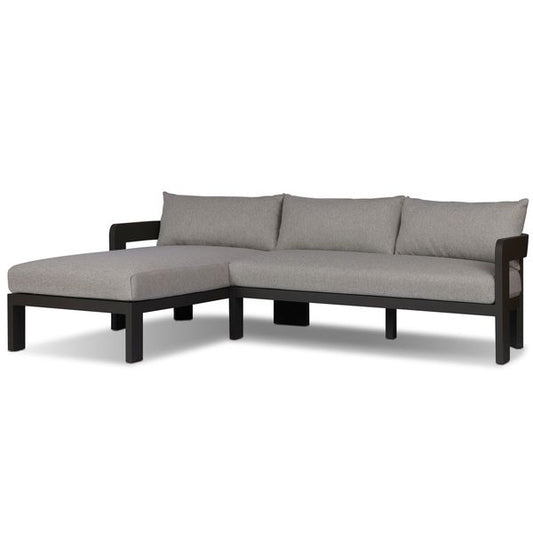 Sofa narozna o prostej sylwetce z prostym detalem w odcieniu szarosci