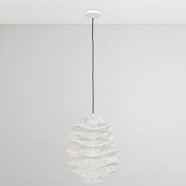 Lampa wiszaca o zaokraglonej formie z oszczednym detalem w odcieniu bieli do salonu