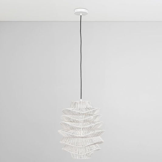 Lampa wiszaca o zaokraglonej formie z oszczednym detalem w odcieniu bieli do salonu